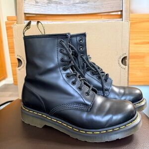 Dr. Martens 1460 WOMEN'SSmooth Leather Lace Up Boots size 8